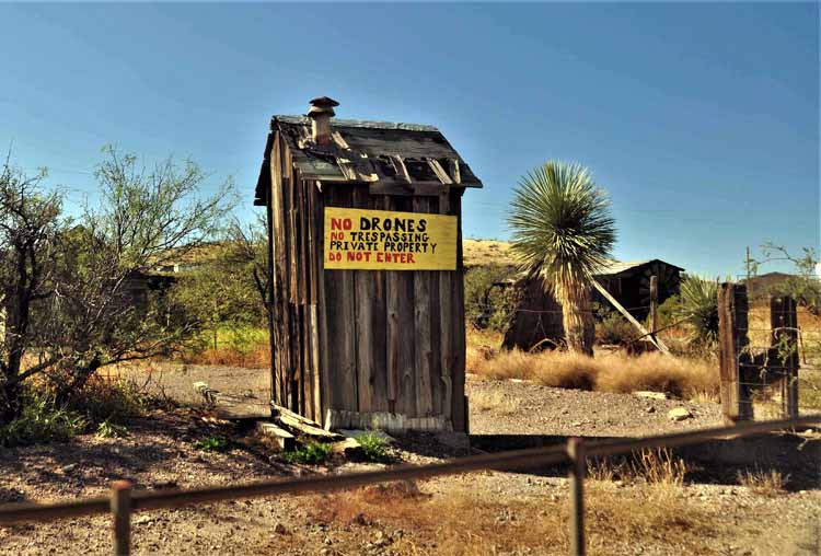 no trespassing signs
